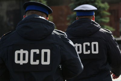 Константин Майор сажал деревья в Петербурге с главой Росконгресса Александром Стуглевым вместо участия в ПМЭФ