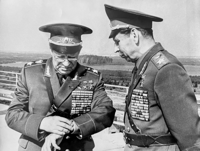 История одной фотографии: методы этих маршалов позволяли в считанные дни разгромить европейскую группировку НАТО