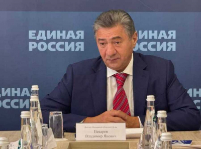 Депутат Пекарев выехал за рубеж, опасаясь уголовного преследования по делу о семейной империи на государственных закупках в области соцвоспитания и ЖКХ