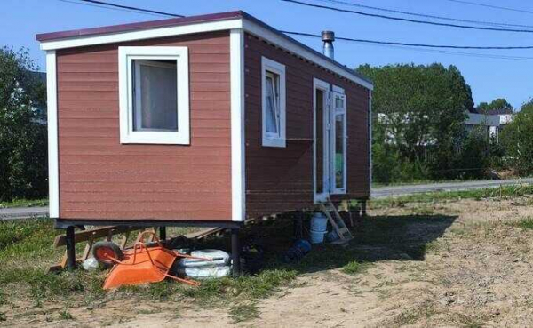 Жительница Петербурга с сыном обитает в бане после мошенничества со стороны застройщика