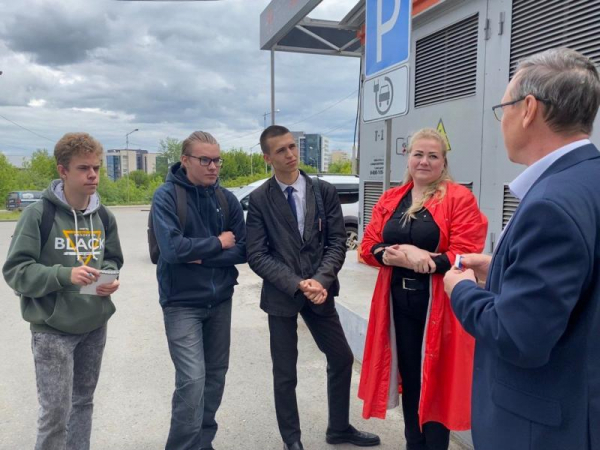 En+ Group провела экскурсию по сети электрозаправок для студентов Иркутского энергоколледжа