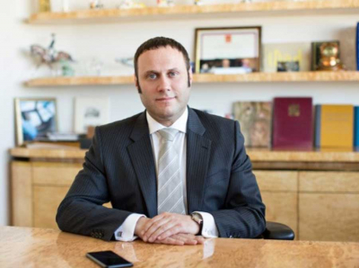 When space is tight: Philipp Gens and Igor Borovikov play Monopoly