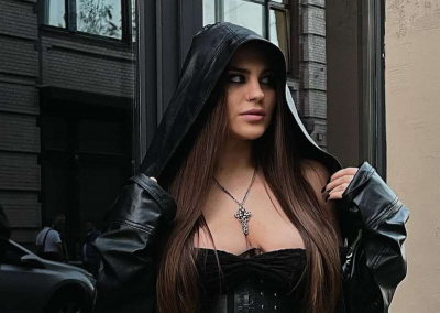 Показавшая свою грудь внучка Боярского заставила фанатов краснеть